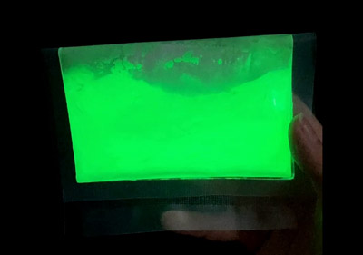 O que deve ser considerado para o uso de pó luminoso em ambientes externos?